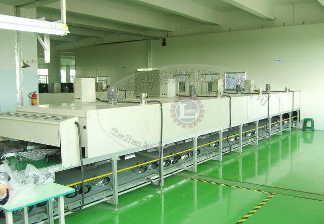 在線噴膠設(shè)備的噴涂室、固化爐和輸送系統(tǒng)